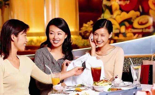 聚会不冷场秘籍，3个万能话题公式缓解社交焦虑